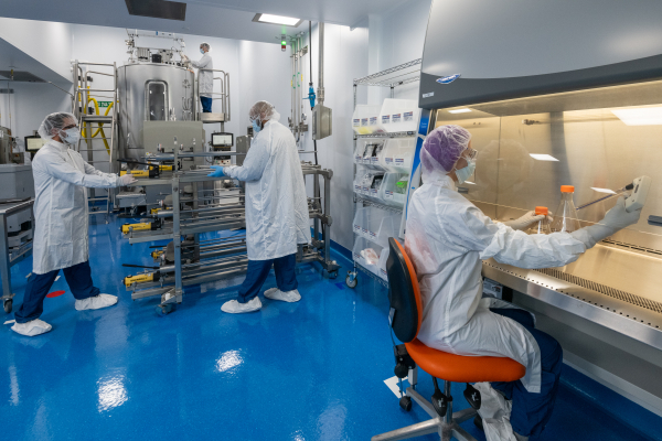 &#24517;&#23041;&#24179;&#21488;&#23448;&#32593;&#39318;&#39029;Scientist working inside Labconco Class II, Type A2 Biosafety Cabinet inside the cGMP laboratory.