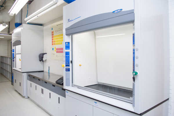 Pair of fume hoods and bench - Universidad Iberoamericana