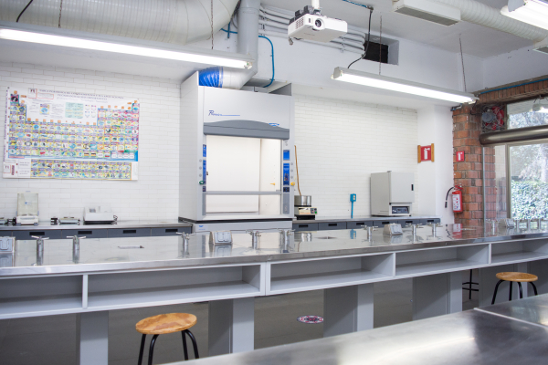 First floor lab with fume hood - Universidad Iberoamericana